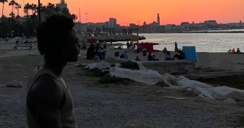 Il viaggio del 16enne MB: dalla Nigeria alla Puglia tra rapinatori, scafisti, razzismo e corruzione